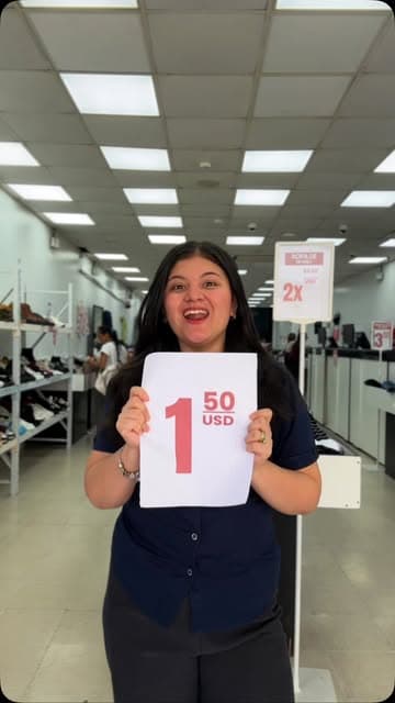 Colaboradora mostrando rótulo de precio de $1.50