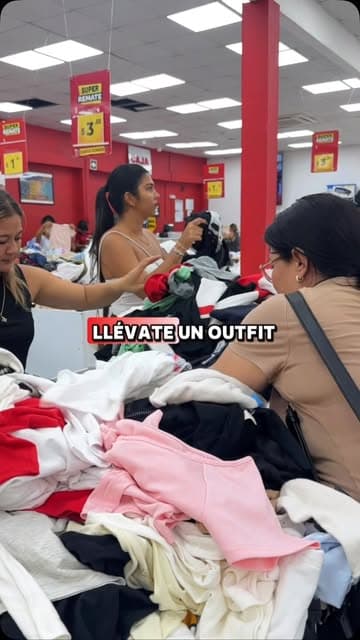 Clientas escogiendo ropa en las mesas de remate