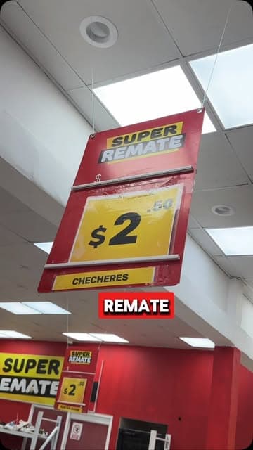 Rótulo colgante de Super Remate con precio de $2 en chécheres