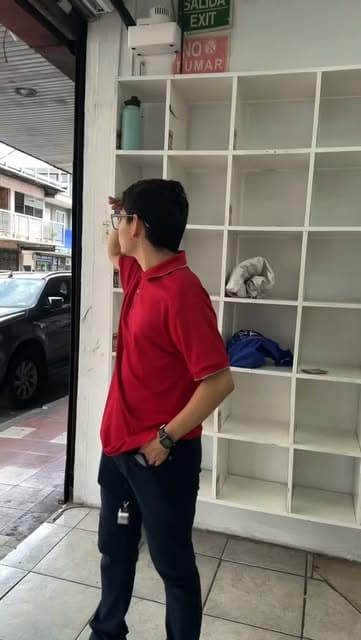 Cliente frente a los estantes de la tienda
